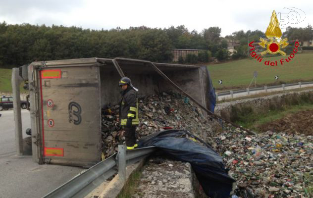 Camion della differenziata si ribalta/VIDEO. Autista in ospedale