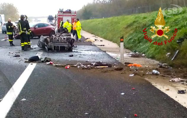 Incidente, auto si ribalta e prende fuoco: due in ospedale