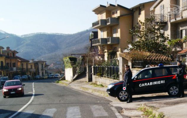 Evade dai domiciliari per spacciare eroina, arrestata pregiudicata