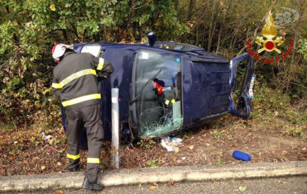 Sbanda e finisce fuori strada: donna resta incastrata nell'abitacolo