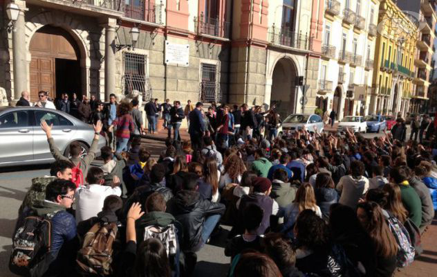 Sciopero sociale, studenti occupano Piazza Libertà/VIDEO. Gambacorta riceve una delegazione