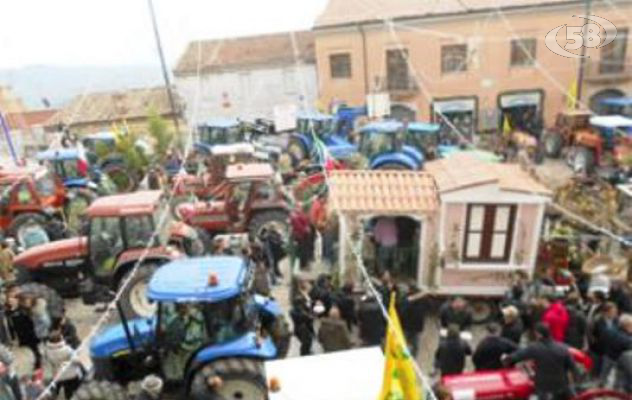 Ariano, giornata del ringraziamento: mezzi agricoli in piazza. Traffico chiuso