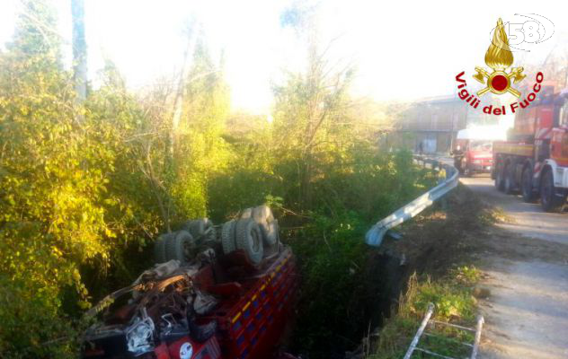 Camion si ribalta e finisce in una scarpata: autista salvo per miracolo