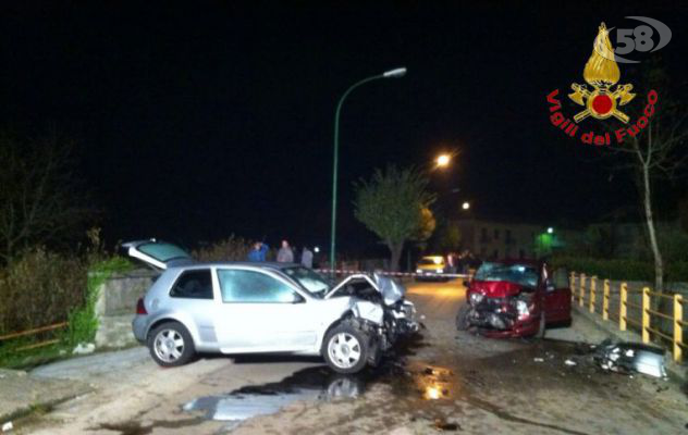 Grottaminarda, scontro frontale tra due auto: una va a fuoco/FOTO