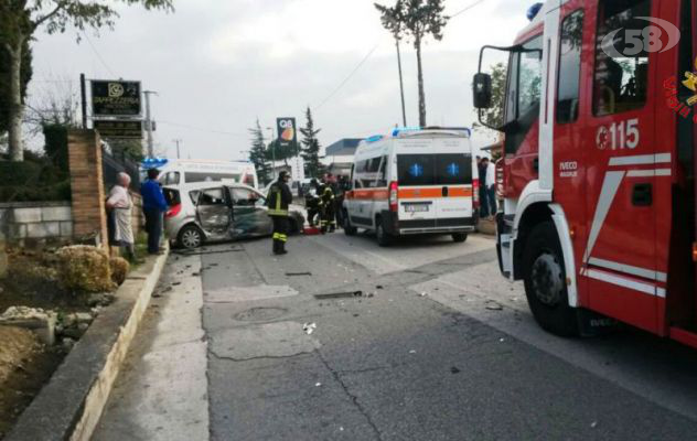 Frigento, scontro tra due auto: feriti trasportati ad Ariano/FOTO