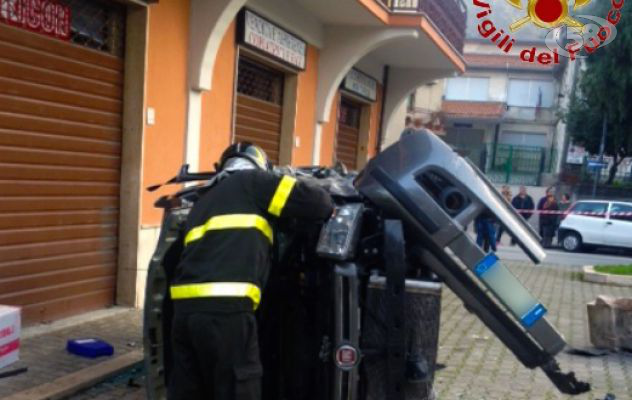 Auto sbanda, si ribalta e finisce contro un negozio: due anziani restano incastrati