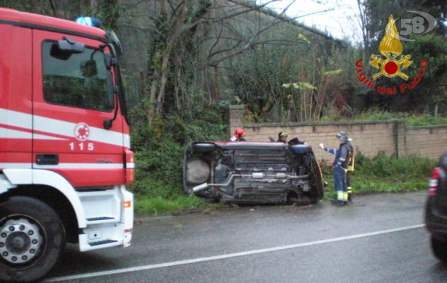 Auto si ribalta: 74enne resta incastrato nell'abitacolo