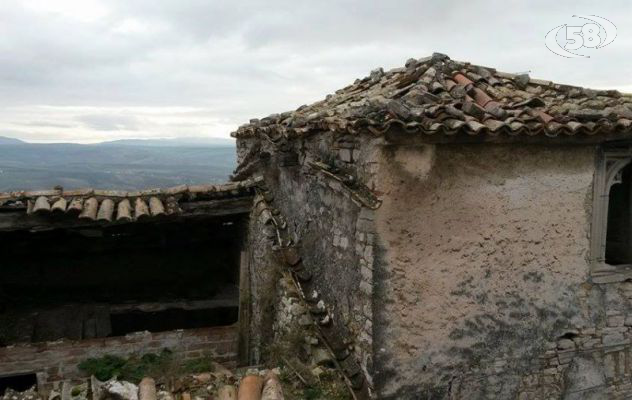 Ruderi abbandonati a rischio crollo: emergenza a Casalbore