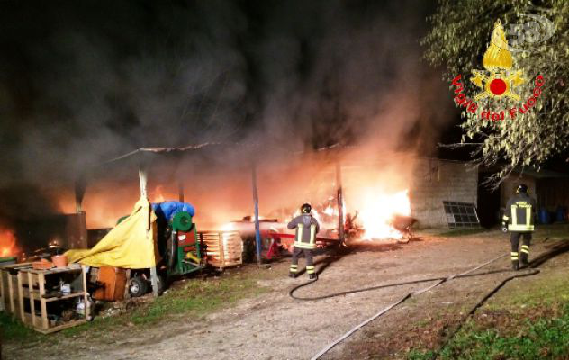 San Michele di Serino, capannone agricole in fiamme. Caschi rossi a lavoro per ore