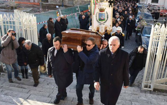 Addio a Di Nunno, folla ai funerali: anche il ''nemico'' De Mita per l'ultimo saluto/VIDEO