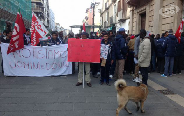 ''Non ci pagano da tre mesi'', l'ira dei rifugiati. Sit-in con la Cgil: ''Vogliamo restare in Italia''