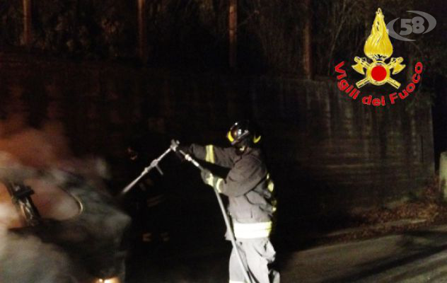 Auto in fiamme nei pressi del "Gesualdo"