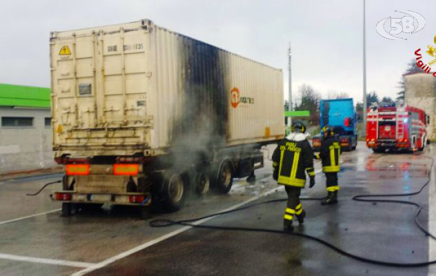 Camion a fuoco sulla A16: salvo il conducente