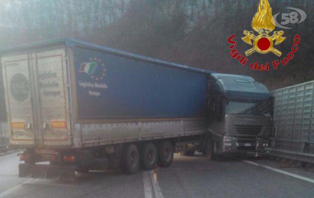 Camion sbanda e finisce di traverso sulla carreggiata