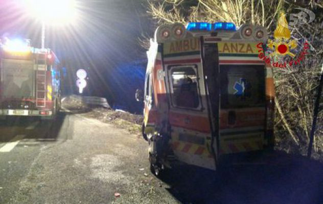 Maxi incidente nella notte: feriti restano incastrati. E l'ambulanza viene tamponanta