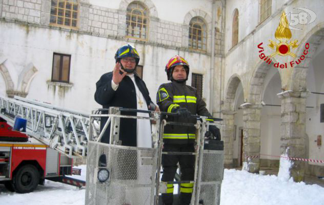 Montevergine, neve sul tetto del santuario/VIDEO. L'Abate chiama i Vigili del Fuoco