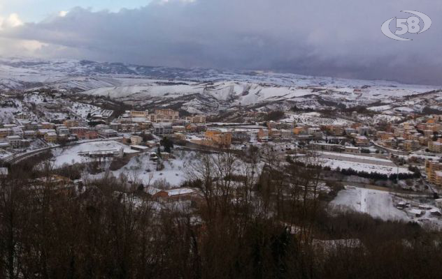 Ariano si sveglia con la neve/VIDEO. Mezzi in azione e niente disagi