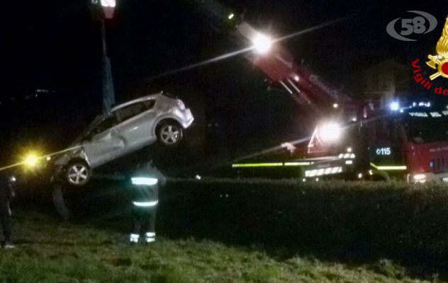 Ariano, auto sbanda e si ribalta: 25enne al Frangipane