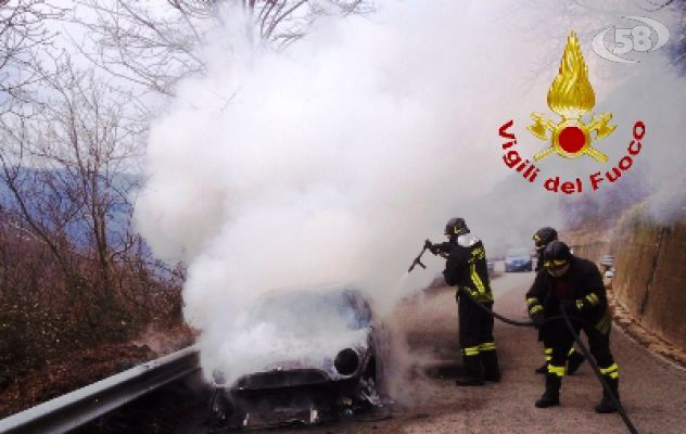 Conducente vivo per miracolo: l'auto va in fiamme