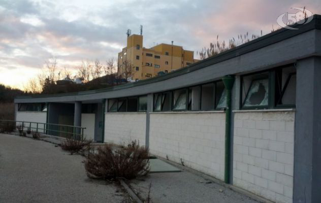 Ariano, stadio Cannelle in mano ai vandali/FOTO. Tra preservativi, degrado e abbandono