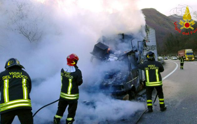 Tir in fiamme, paura per tre operai: salvi