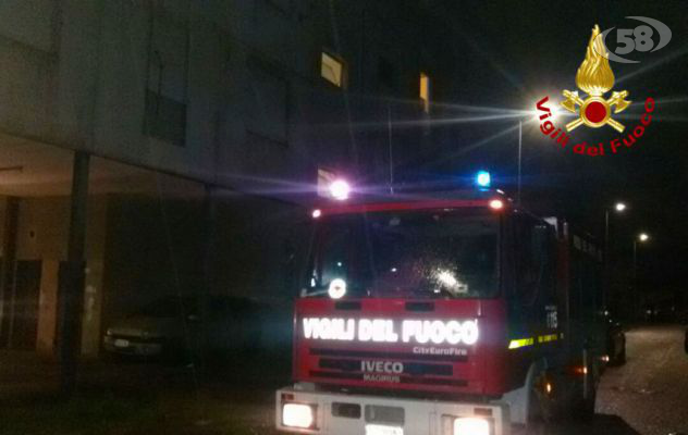 Casa in fiamme nella notte: 70enne in ospedale