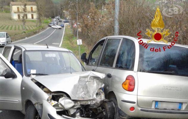 Grottaminarda, frontale tra tre auto: in cinque restano incastrati/FOTO