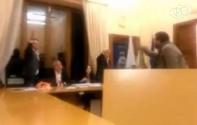 Rissa in consiglio comunale, il VIDEO finisce su Striscia/GUARDA
