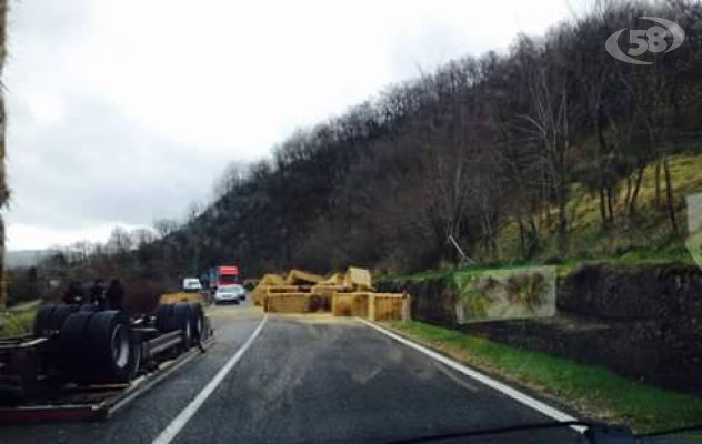 Tir si ribalta, balle di fieno invadono l'Ofantina