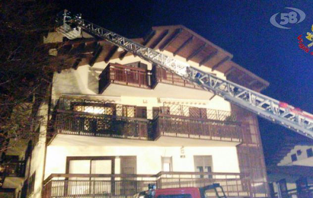 In fiamme tetto di un palazzo, famiglie evacuate