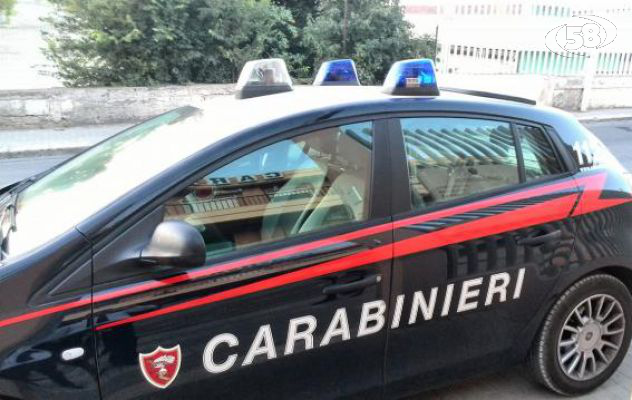 Pistola e passamontagna, irruzione in casa: caccia ai rapinatori