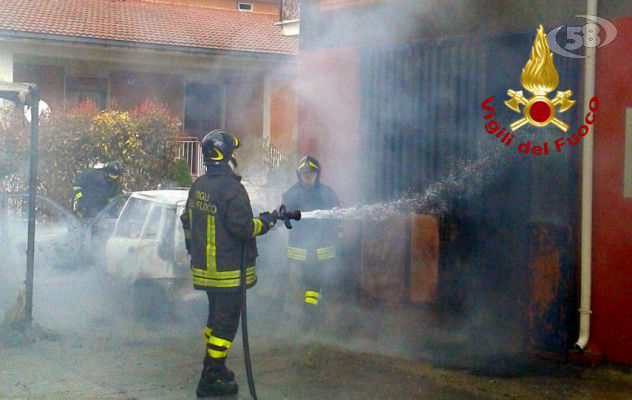 VIDEO/Ariano, auto in fiamme in contrada Torana: panico tra i residenti