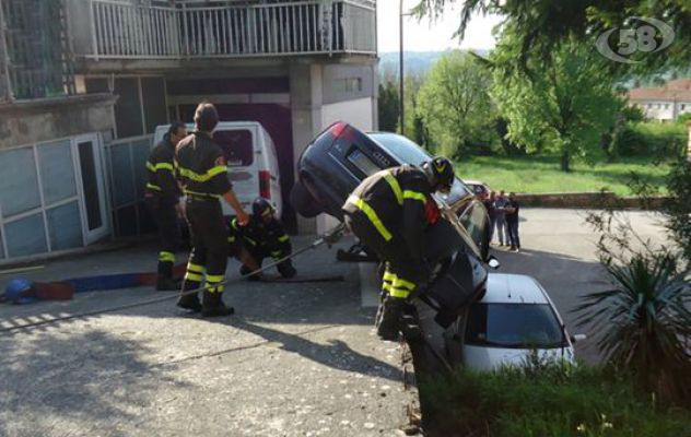 Auto salta un muretto e finisce su un'altra vettura. Macchina in fiamme sull'A16