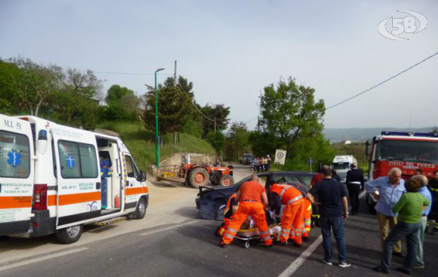 Ariano, incidente lungo la statale/VIDEO. Trattore contro auto. Paura per due sorelle