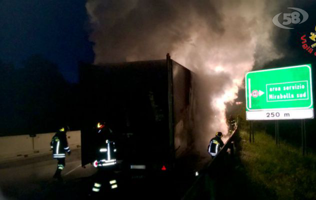 Mirabella, Tir in fiamme sull'A16: autista illeso