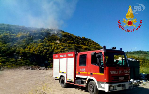 Macchia mediterranea in fiamme a Scampitella