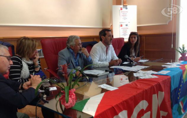 Cgil e Uil incalzano i candidati: ''La priorità è il lavoro''. Ma gli aspiranti onorevoli disertano