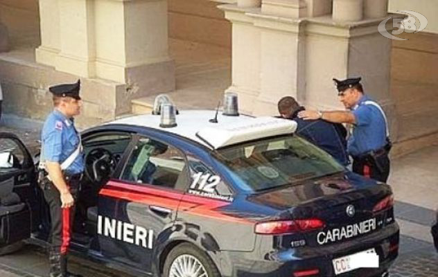 Minaccia aggravata e arma illegale, arrestato 32enne