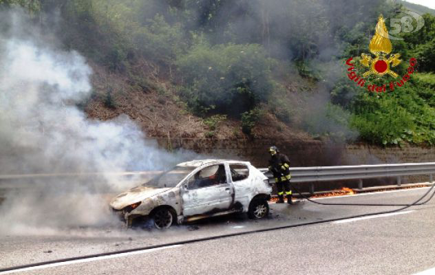 Auto in fiamme sulla A16, spavento per le persone a bordo