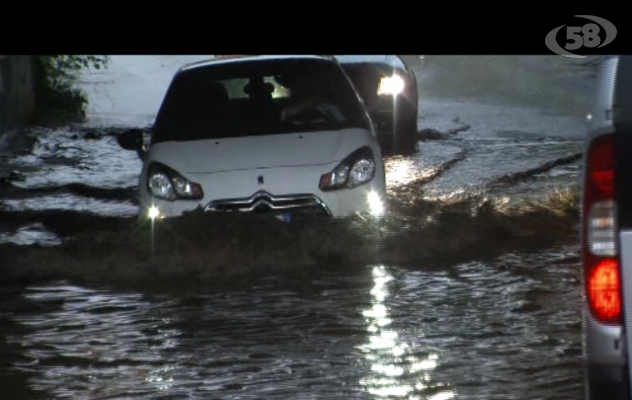 Piove e la città si allaga: gallerie trasformate in piscine/VIDEO