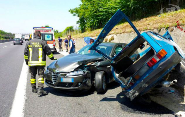 Incidente sull'A16: tre auto coinvolte, un ferito/FOTO