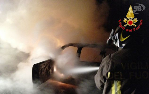 Paura a Montoro, due auto in fiamme nella notte