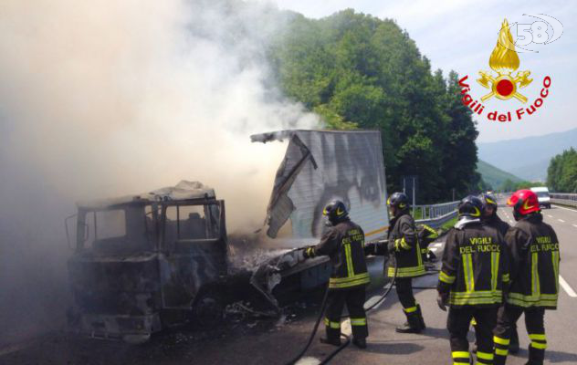 Due camion in fiamme sull'A16: ancora disagi nei pressi di Baiano