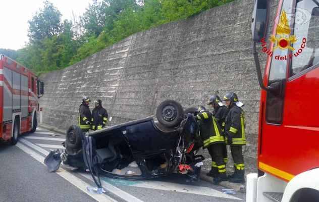 Auto si ribalta, donna incastrata/VIDEO. Liberata dai Vigili del Fuoco