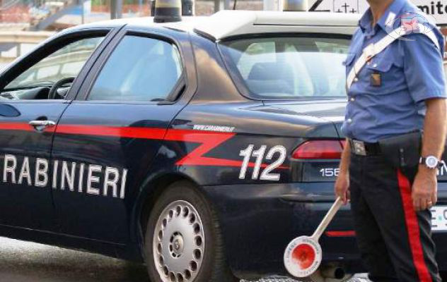 Prende l'auto di nascosto per fare un giro, denunciato minorenne