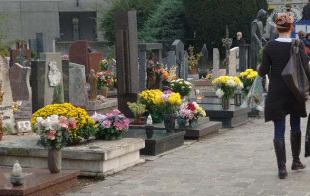 Razzia tra nicchie e tombe: ladri nel cimitero di Melito