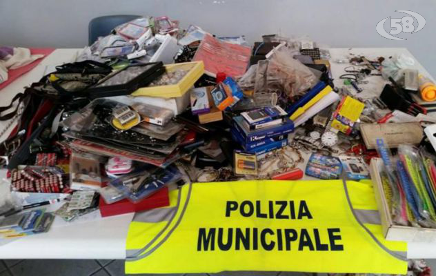 Venditori ambulanti, controlli in città: sequestrato materiale contraffatto