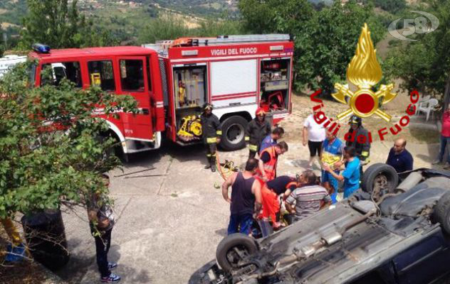 Auto si ribalta e finisce in un cortile: donna resta incastrata