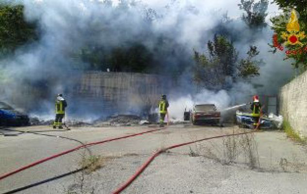 Discarica abusiva, due auto in fiamme: panico a Torrette di Mercogliano